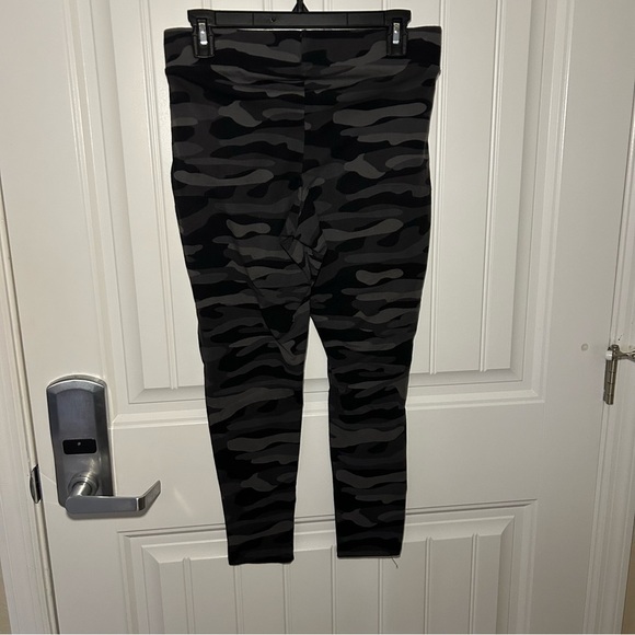 Torrid Gray & Black Camo Print Leggings Size 0X - Picture 3 of 8
